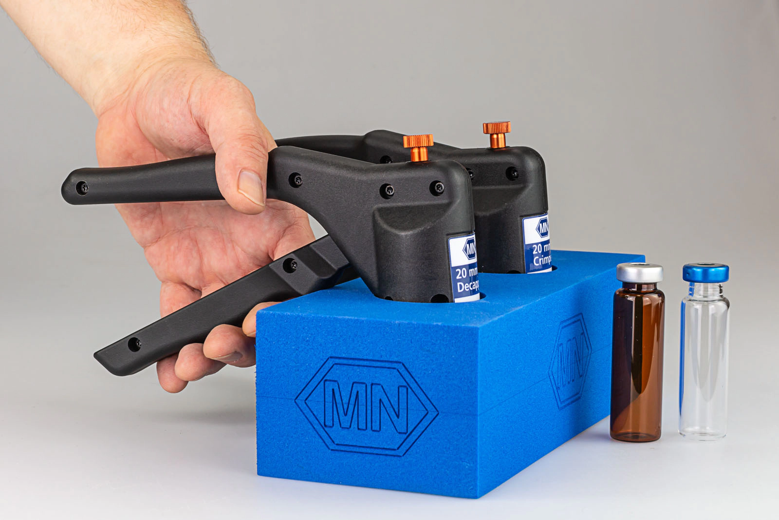 Rack for two ergonomic or electronic crimping tools