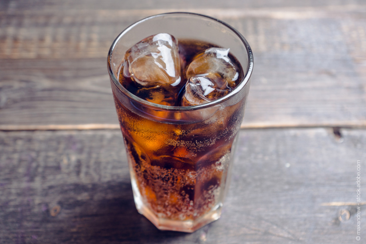 AdobeStock-273412369-glas-cola